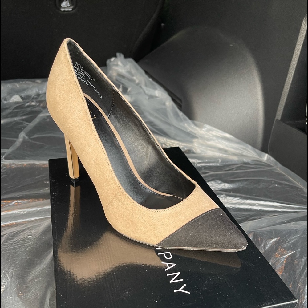 Nude/Black Pumps